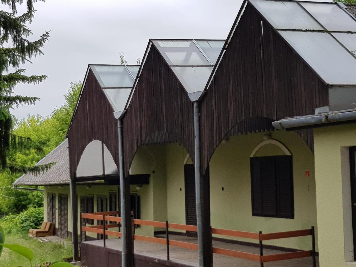Domus Vendeghaz Hotell Balatonszárszó Eksteriør bilde